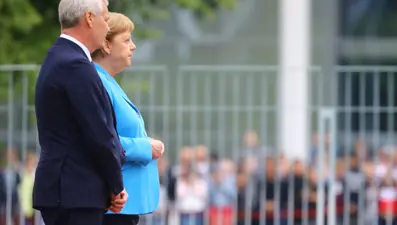 Merkel yine titreme nöbeti geçirdi (Üç haftada üçüncü kez)