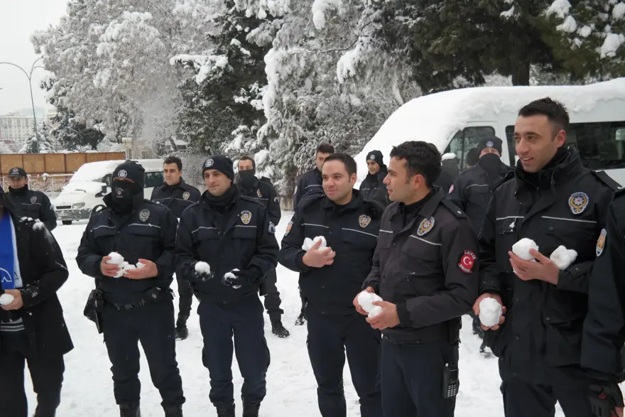 Vatandaşlarla polis arasında kar topu savaşı 5