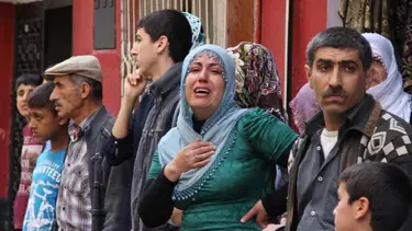 Emekleyen bebeğe kamyonet çarptı