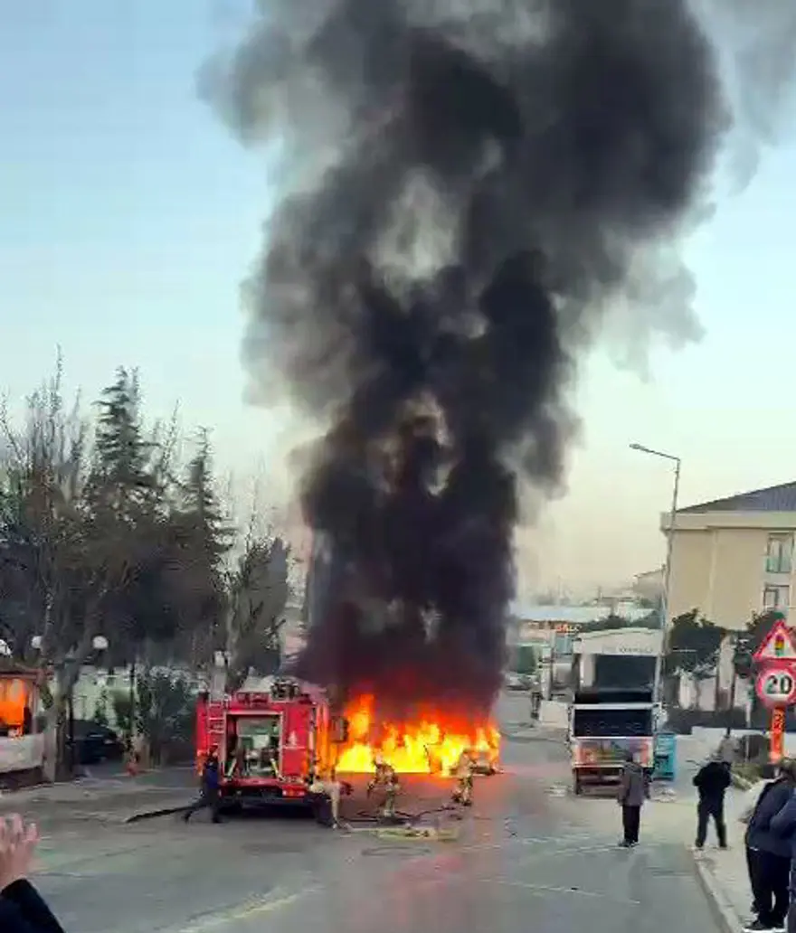 Korku dolu anlar: Alev topuna dönen araç otomobillere çarptı 