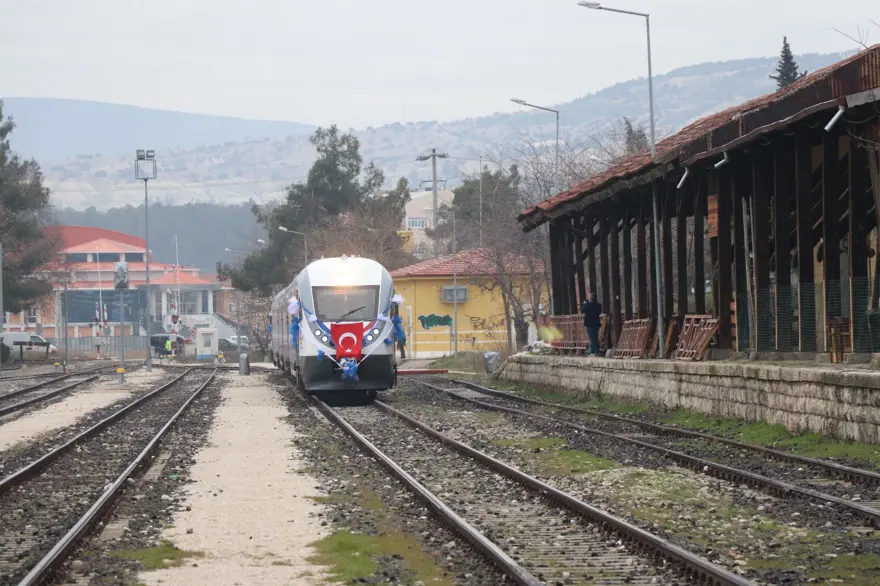 15 yıllık tren hasreti bitti: Burdur'da yolcu taşıma seferleri Güller Ekspresi'yle başladı 5