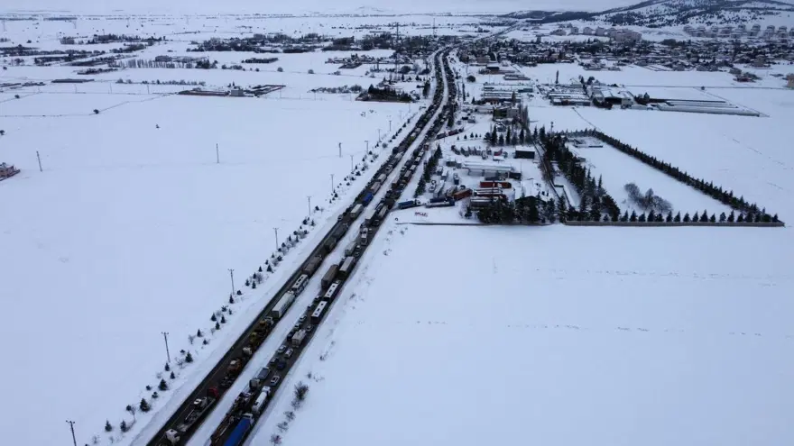 Deprem bölgesine giderken kara yakalandılar 4 Deprem bölgesine giderken kara yakalandılar 4