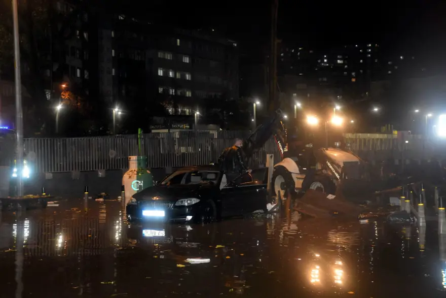 İstanbul'da sağanak ve fırtına hayatı felç etti 17