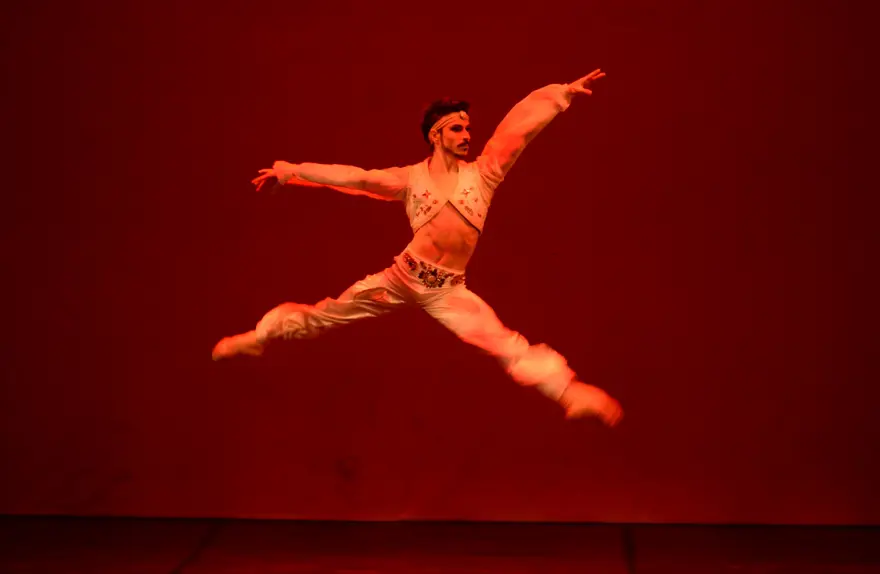 Balenin yıldızları yer çekimine meydan okudu 3 Balenin yıldızları yer çekimine meydan okudu 3