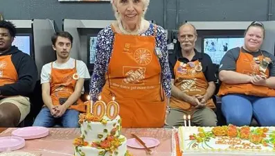 100 yaşında ama kasiyerlik yapmaya devam ediyor! Bitmeyen enerjisinin sırrını verdi