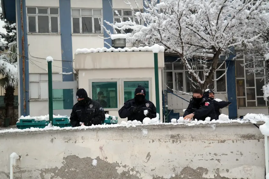 Vatandaşlarla polis arasında kar topu savaşı 8