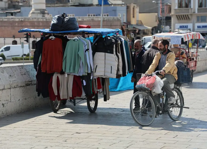 Bin 640 yıllık tarihi köprü seyyar satıcıların meskeni haline geldi 5