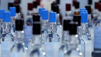 Ölümlere rağmen vazgeçmedi: Sahte içki şüphelisi imalathanede yakalandı