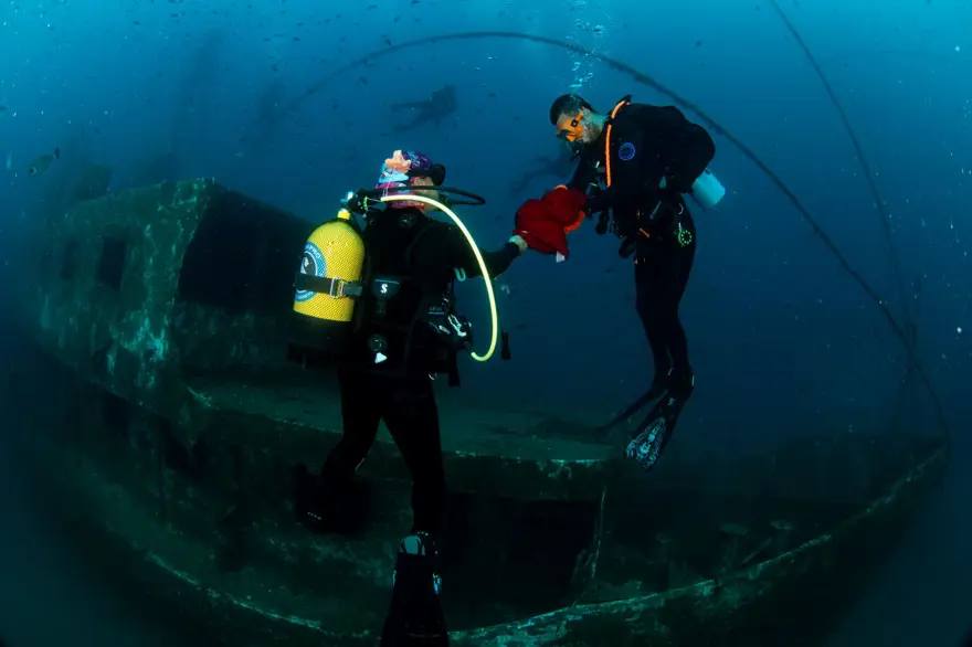 İzmir'in kurtuluşu: Dalgıçlar su altında Türk bayrağı açtı 13