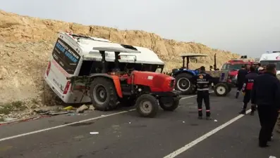 Batman’da yolcu midibüsü kayaya çarptı: 3 ölü, 3 yaralı
