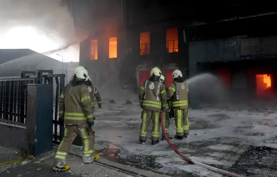 Beylikdüzü’nde yanan fabrika küle döndü: Altı katlı binada çökme riski var 2