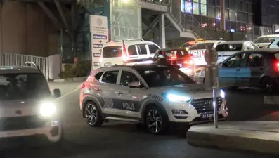 Beyoğlu'nda şüphelilere ateş açıldı, yoldan geçen genç vuruldu: 2 polis gözaltında