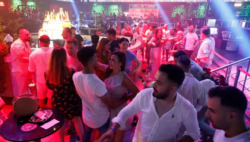 Müzik yasağı kalktı, Antalya’da eğlence mekanları doldu 4 Müzik yasağı kalktı, Antalya’da eğlence mekanları doldu 4