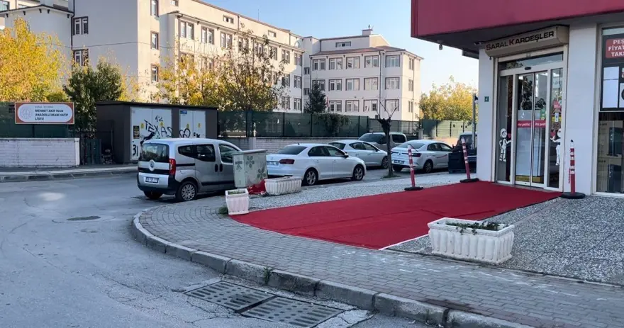 Ayağını gazda unutunca faciadan dönüldü: Ezilmekten son anda kurtuldular! 3