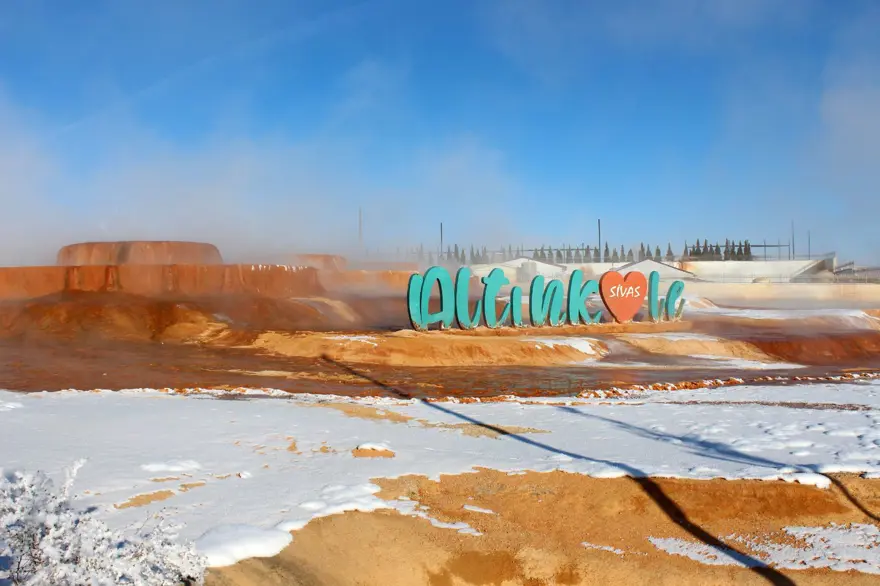 Sibirya değil Sivas! Donan kedi termal su kenarında ısınmaya çalıştı Sibirya değil Sivas! Donan kedi termal su kenarında ısınmaya çalıştı