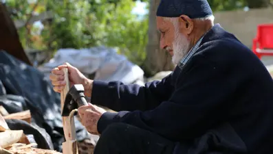 85 yaşındaki kaşık ustası mesleğini 69 yıldır tek başına yapıyor