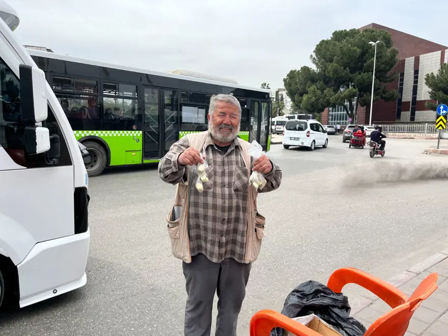Kemik erimesi nedeniyle zor günler geçiriyor: Bozuk paracılığı mesleği yaptı 3 Kemik erimesi nedeniyle zor günler geçiriyor: Bozuk paracılığı mesleği yaptı 3