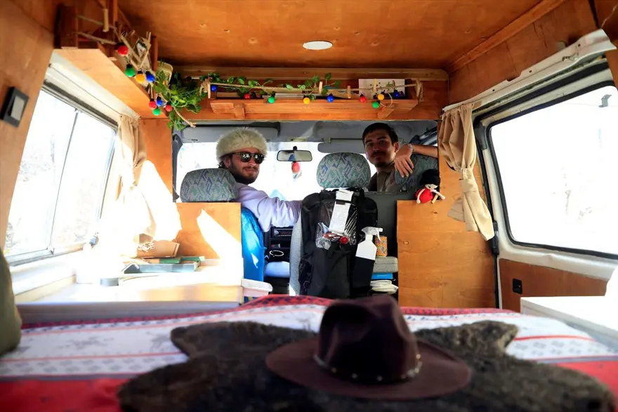 Otelimiz 5 değil milyon yıldızlı! Karavana dönüştürdükleri minibüsle Türkiye'yi geziyorlar 1