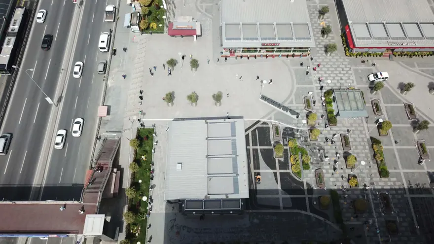 AVM önünde yine uzun kuyruklar oluştu 9 AVM önünde yine uzun kuyruklar oluştu 9