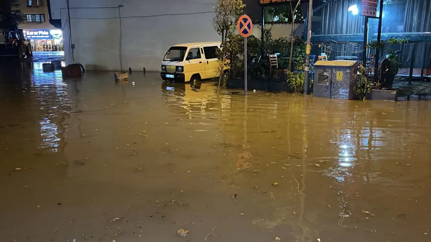 Balıkesir, İzmir ve Manisa’da su baskını: Caddeler su altında kaldı 2