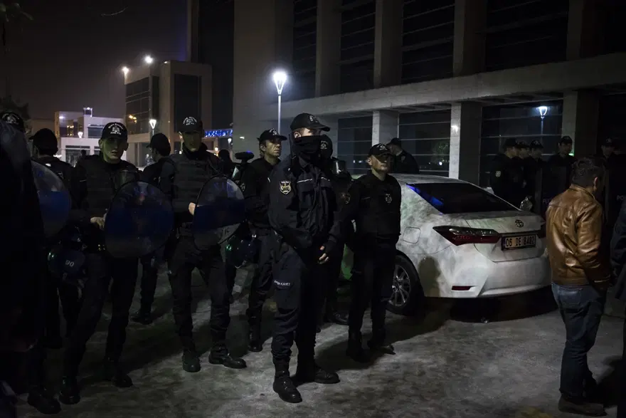Ankara Büyükşehir Belediyesi önünde "kadro" eylemi 1