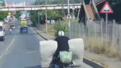 Motosikletle yatak taşıdı