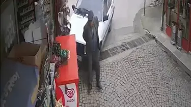 Otomobilin çarptığı yayanın soğukkanlı tavırları dikkat çekti