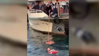 Üsküdar'da korku dolu anlar: Yolcu denize düştü