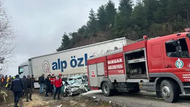 Otomobil ile TIR çarpıştı: 2 ölü, 1 yaralı
