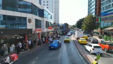 Sıranın sonu görünmedi: Beşiktaş'ta metrelerce hediye çeki kuyruğu