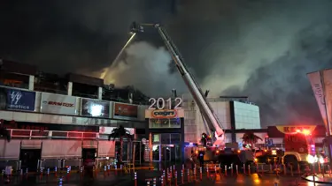 Alışveriş merkezini kül eden yangın