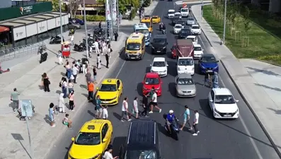 AVM önünde tehlikeli anlar: 30 metre yürümemek için canlarını hiçe sayıyorlar