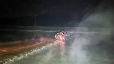 Çaydan karşıdan karşıya geçerken otomobiliyle suya sürüklendi