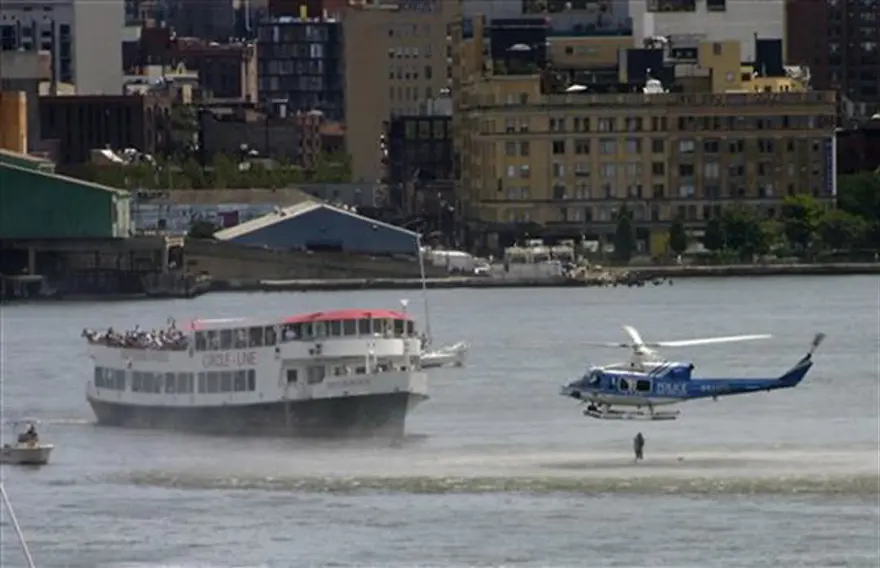 Uçak ile helikopter çarpıştı 13