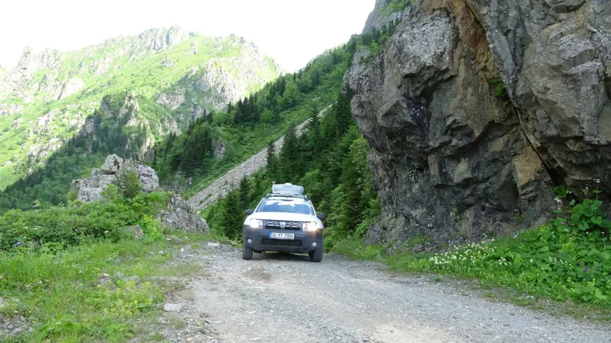 'Dünyanın en tehlikeli yolu' Derebaşı Virajları'ndan geçmek cesaret istiyor 12