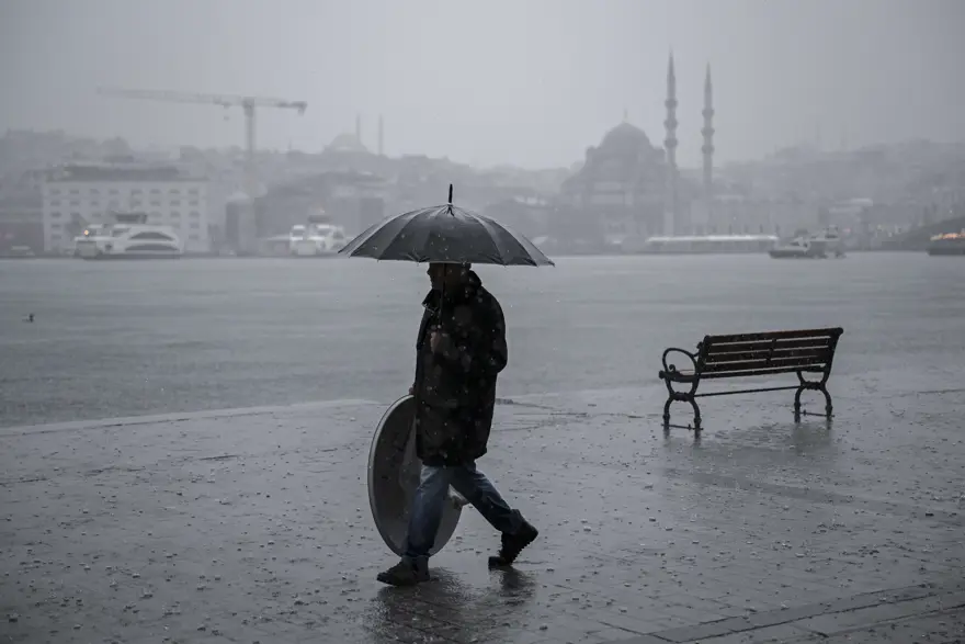 Kış geri geldi. AKOM ve meteoroloji uyarmıştı, İstanbul'da beklenen kar yağışı başladı 1