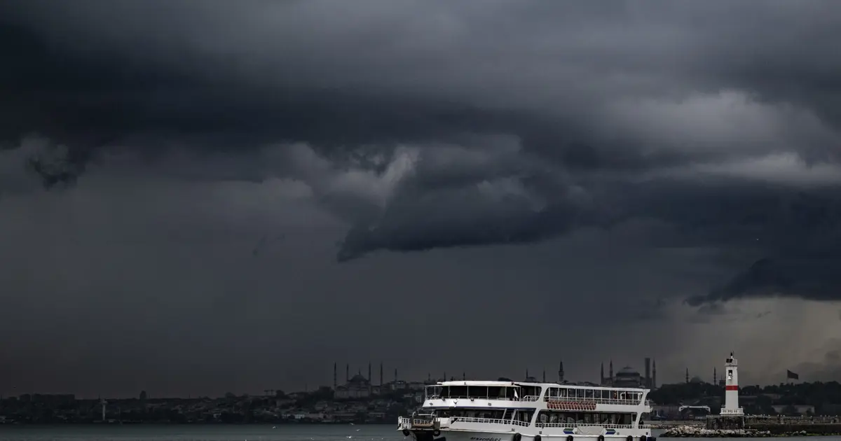 İstanbul'un iki noktasında önümüzdeki üç saate dikkat: Yıldırım, dolu ve su baskını tehlikesi var