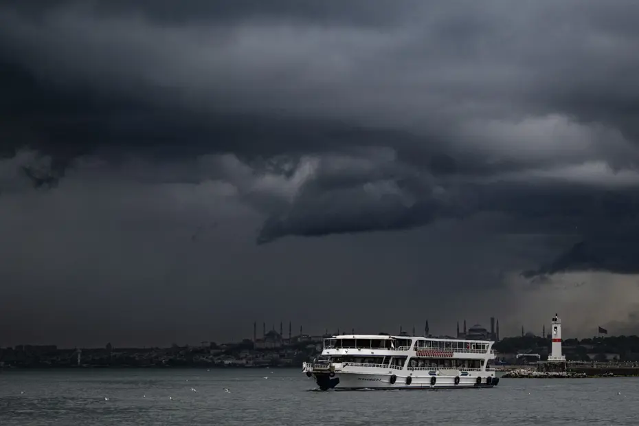 İstanbul'un iki noktasında önümüzdeki üç saate dikkat: Yıldırım, dolu ve su baskını tehlikesi var