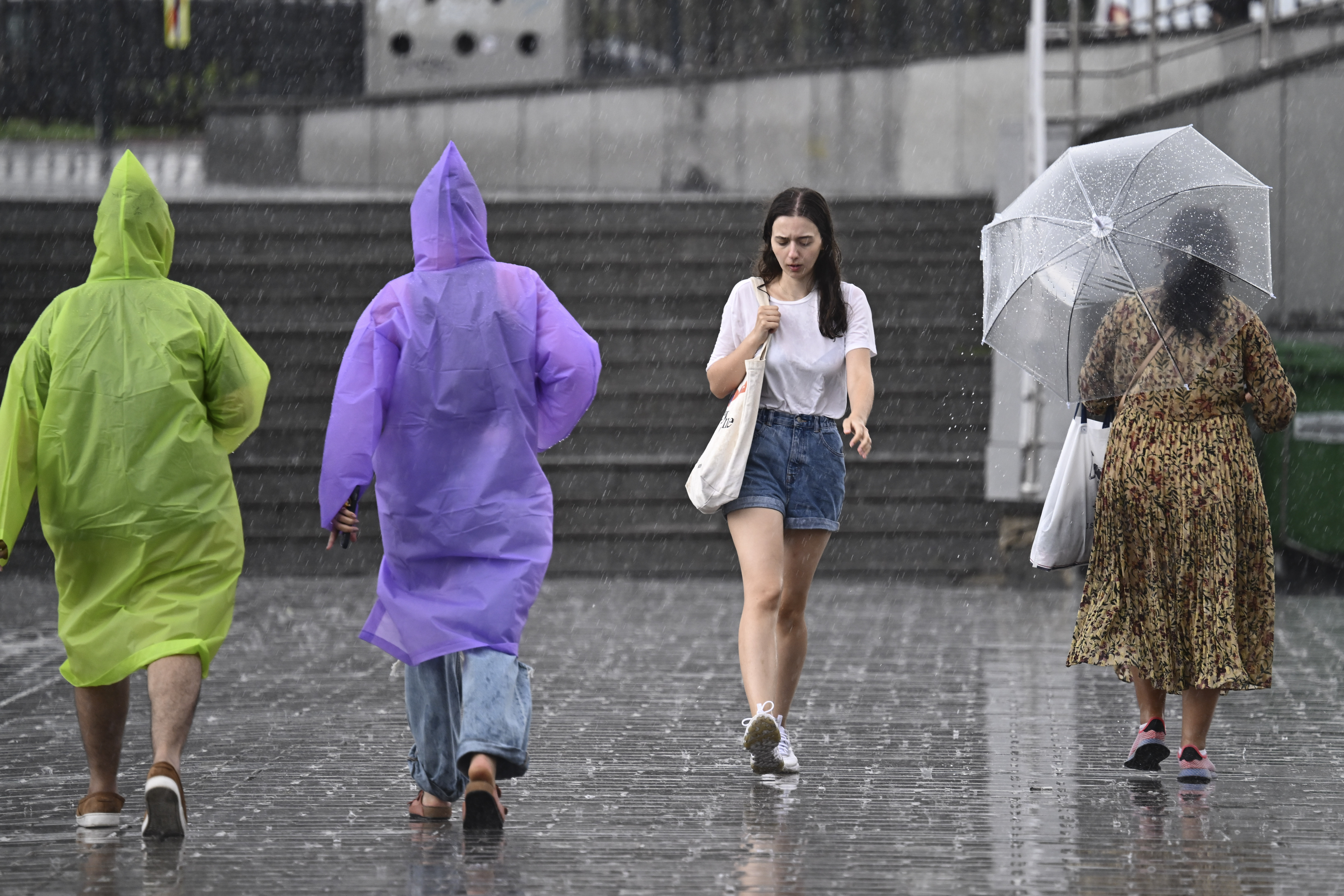 İstanbul'da bugün hava tersine dönecek. Valilik saat verip 7 ilçe için uyardı