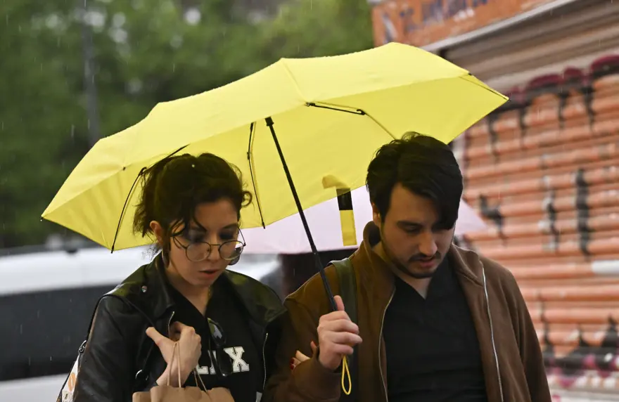 Kış geri geldi. AKOM ve meteoroloji uyarmıştı, İstanbul'da beklenen kar yağışı başladı 