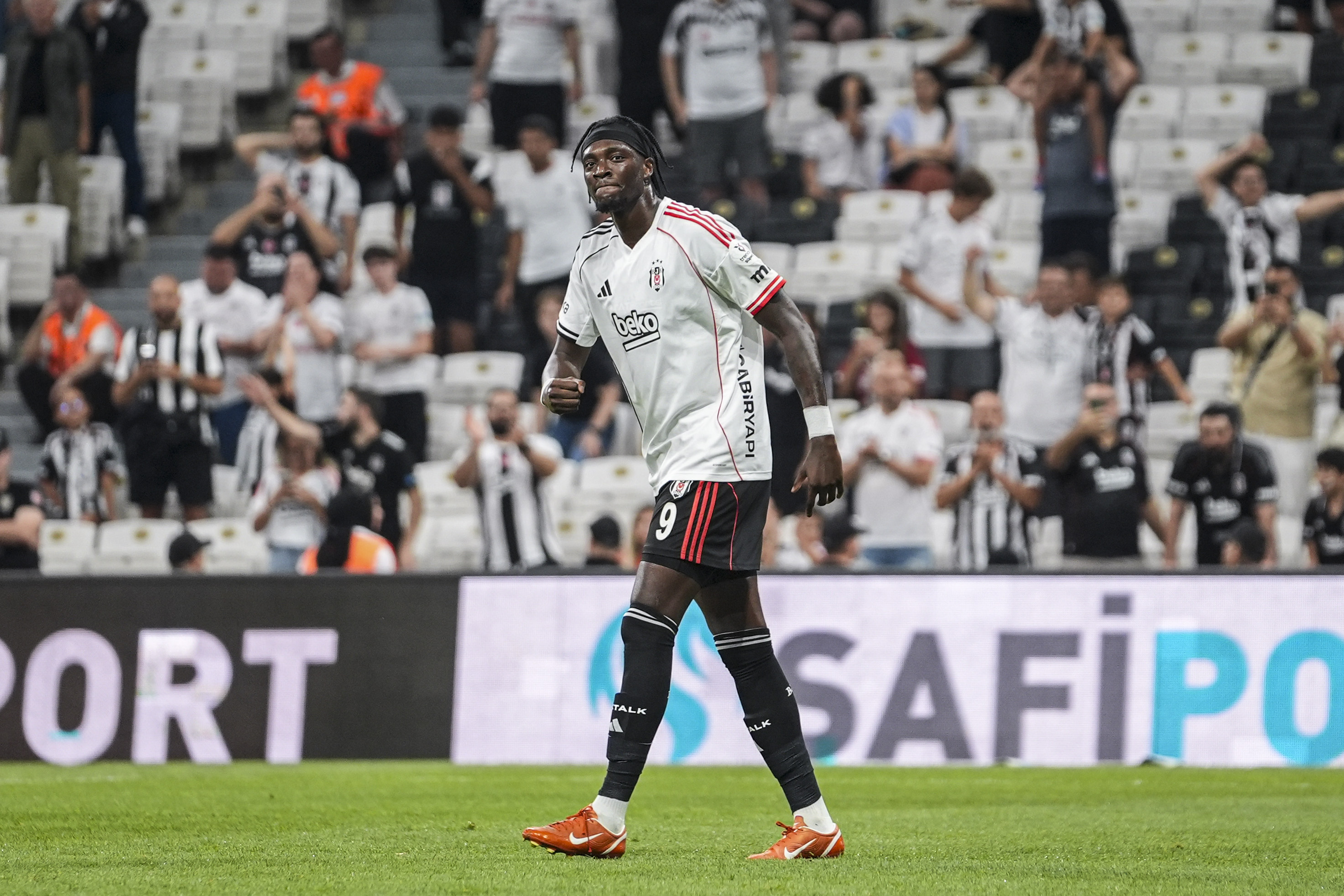 Beşiktaş ayrılığı duyurdu. Tammy Abraham Premier Lig yolcusu