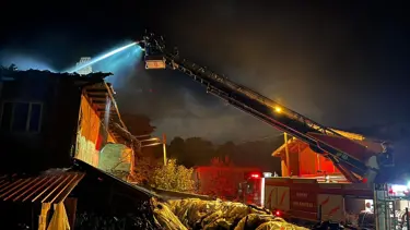 Yıldırım düşen köy evinin çatısı yandı