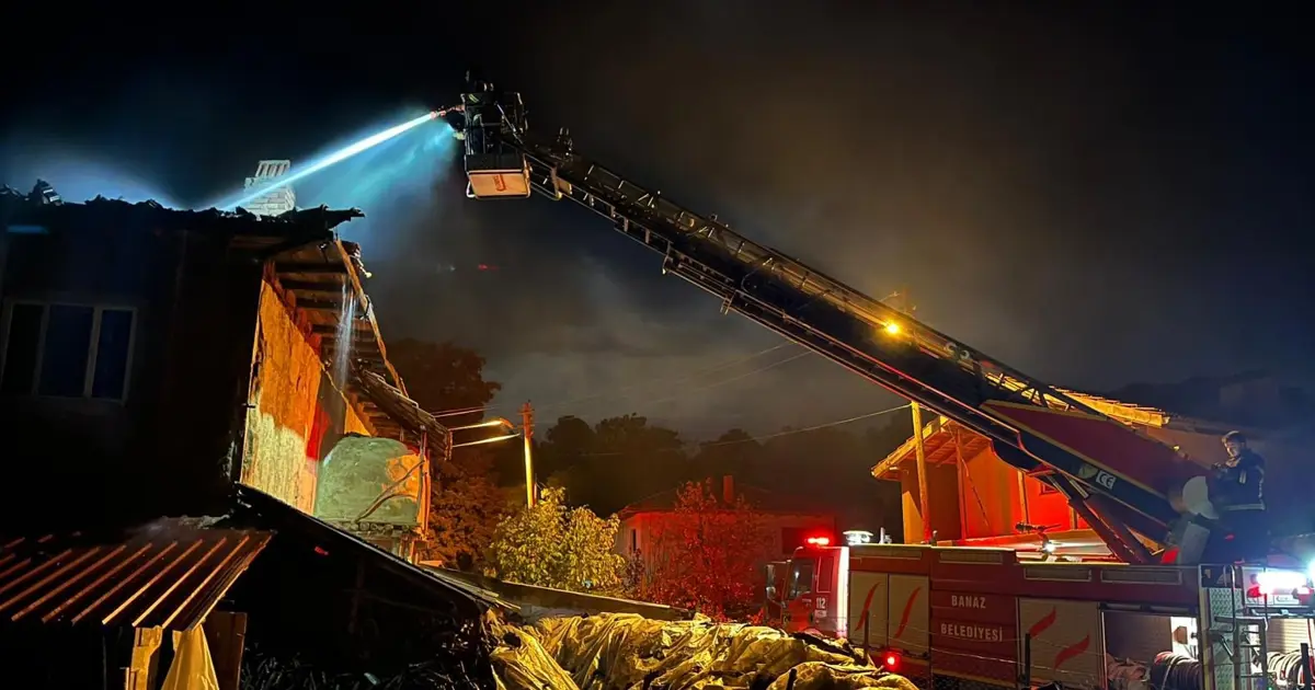 Yıldırım düşen köy evinin çatısı yandı