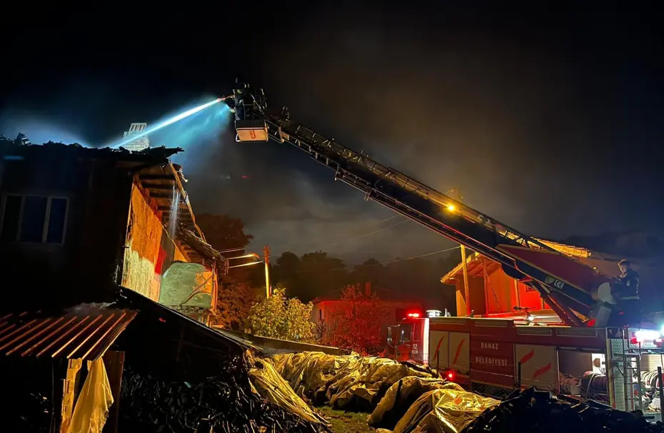 Yıldırım düşen köy evinin çatısı yandı
