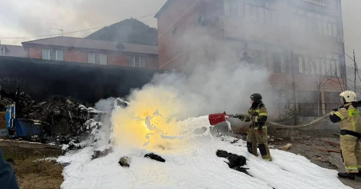 Helikopter eve düştü, 4 kişi öldü