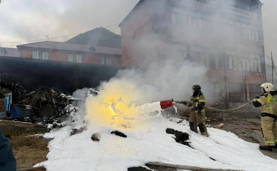 Helikopter eve düştü, 4 kişi öldü