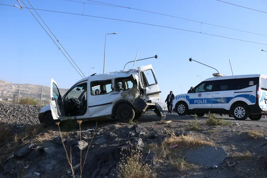 Kayseri'de hemzemin geçitte kaza: İki yaralı 
