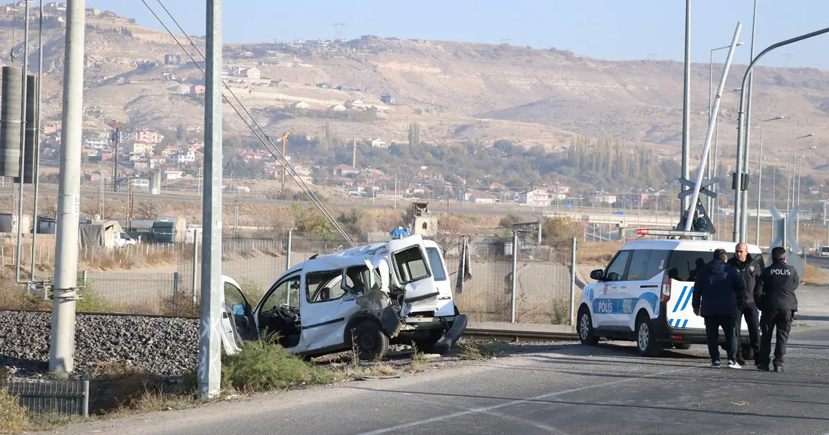 Kayseri'de hemzemin geçitte kaza: İki yaralı