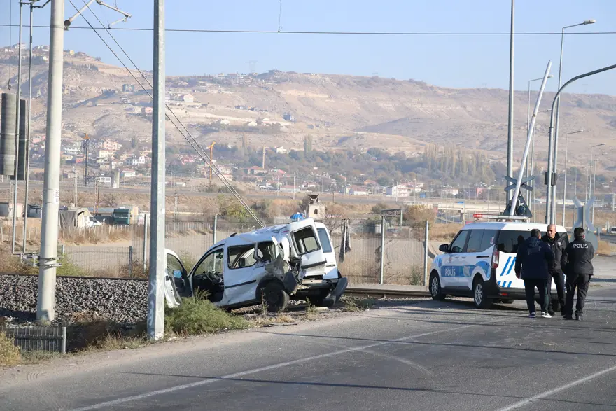 Kayseri'de hemzemin geçitte kaza: İki yaralı 2