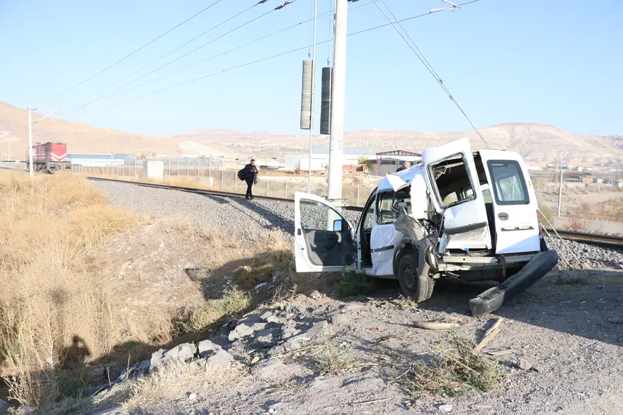 Kayseri'de hemzemin geçitte kaza: İki yaralı 1